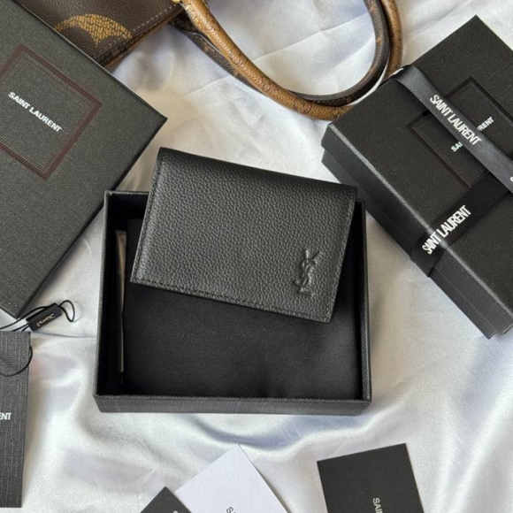 SAINT LAURENT 693492 フラップ名刺ケース 荔枝紋 サイズ:11x7.5cm SAINT LAURENT 693492 フラップ名刺ケース 荔枝紋 サイズ:11x7.5cm