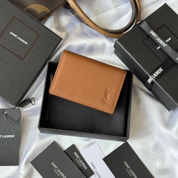 SAINT LAURENT 693492 フラップ名刺ケース 荔枝紋 サイズ:11x7.5cm SAINT LAURENT 693492 フラップ名刺ケース 荔枝紋 サイズ:11x7.5cm