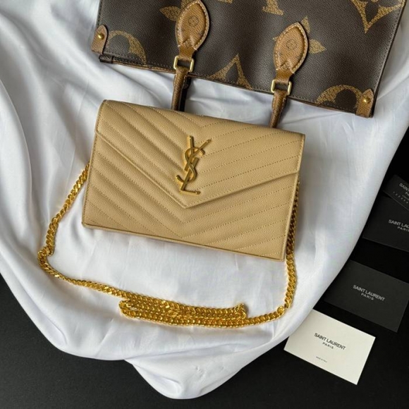 SAINT LAURENT 360452 カーフレザー ゴールド 封筒バッグ 封筒、クラシック 14x5cm サイズ:22.5x14x4cm SAINT LAURENT 360452 カーフレザー ゴールド 封筒バッグ 封筒、クラシック 14x5cm サイズ:22.5x14x4cm