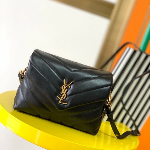 SAINT LAURENT 467072 カーフレザー 斜め掛けバッグ ミニ、クラシック 20x14cm サイズ:20x14cm SAINT LAURENT 467072 カーフレザー 斜め掛けバッグ ミニ、クラシック 20x14cm サイズ:20x14cm