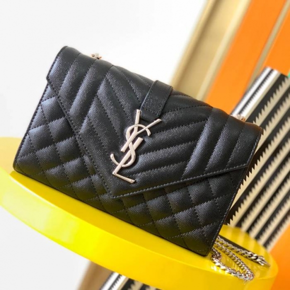 SAINT LAURENT 526286 カーフレザー 斜め掛けバッグ、封筒バッグ 封筒、ベッキー、クラシック 21x13cm サイズ:21x13cm SAINT LAURENT 526286 カーフレザー 斜め掛けバッグ、封筒バッグ 封筒、ベッキー、クラシック 21x13cm サイズ:21x13cm