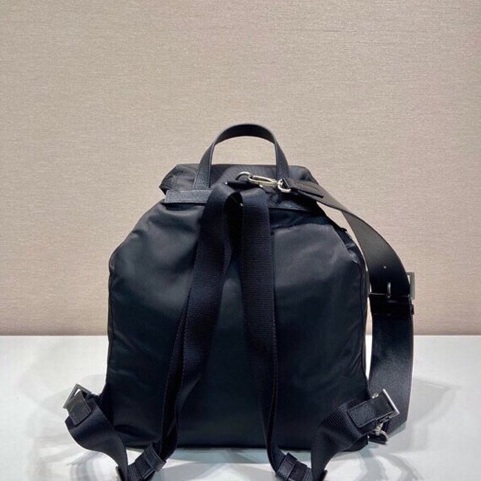 Prada 新作 リュック ナイロン ブラック 2VZ110 サイズ:39x34x15cm