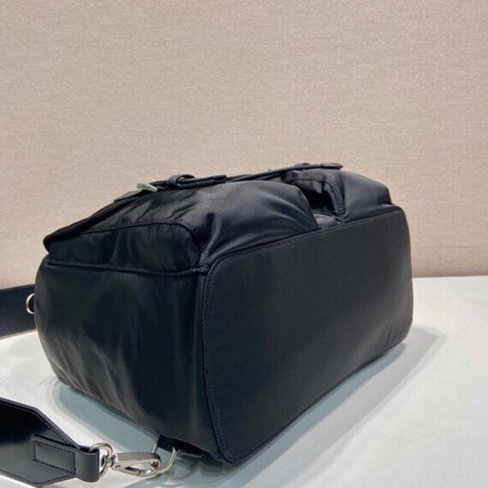 Prada 新作 リュック ナイロン ブラック 2VZ110 サイズ:39x34x15cm