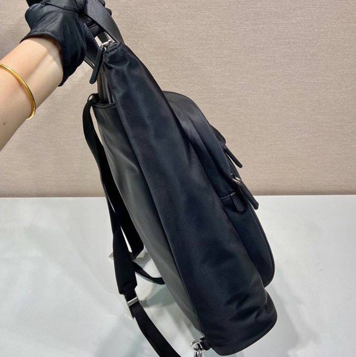 Prada メンズ ナイロン トートバッグ ナイロン ブラック 2VG098 サイズ:42x38x10cm