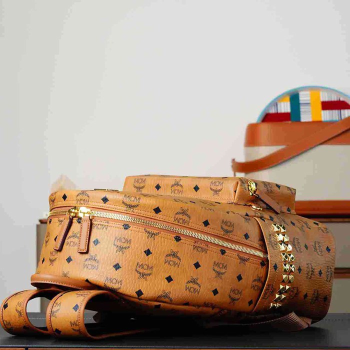 MCM スターク 実撮りコニャック ミディアム クラシックモノグラム コニャック MMKAAVE09CO001 サイズ:41x33.5x15.5cm