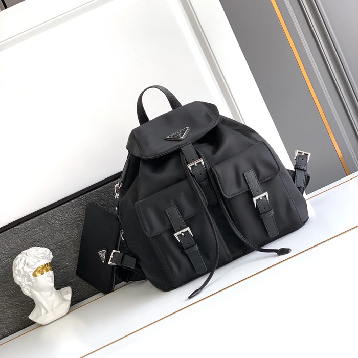 Prada ナイロン リュック ナイロン ブラック 1BZ811 サイズ:32x30x15cm