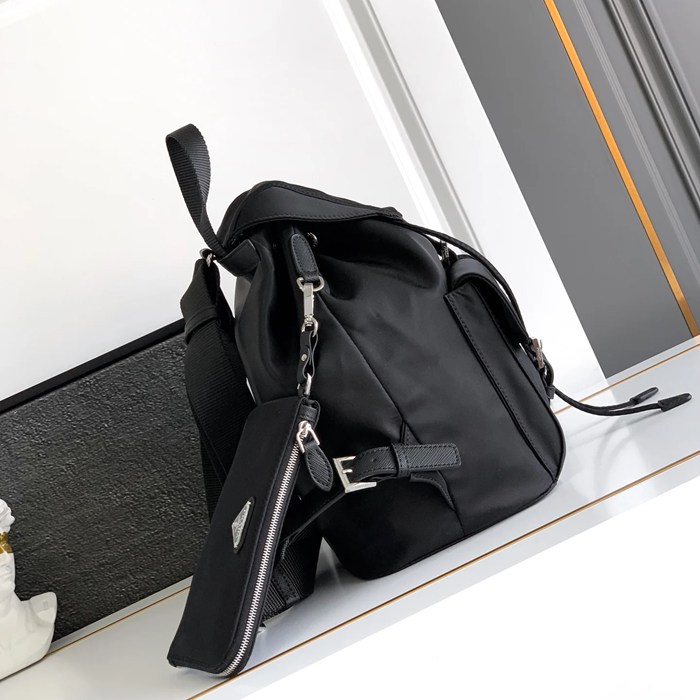 Prada ナイロン リュック ナイロン ブラック 1BZ811 サイズ:32x30x15cm