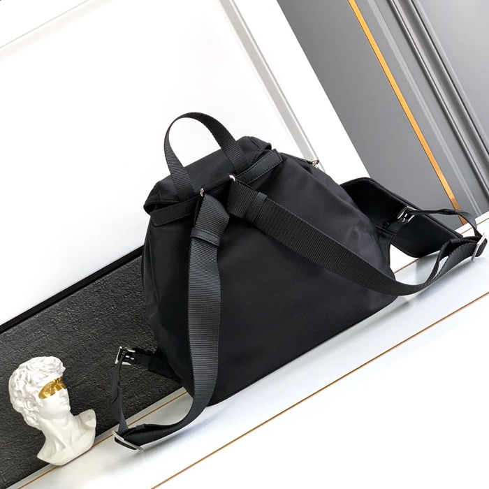 Prada ナイロン リュック ナイロン ブラック 1BZ811 サイズ:32x30x15cm