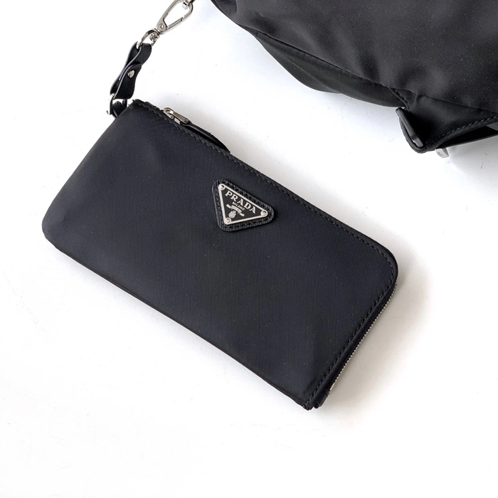 Prada ナイロン リュック ナイロン ブラック 1BZ811 サイズ:32x30x15cm