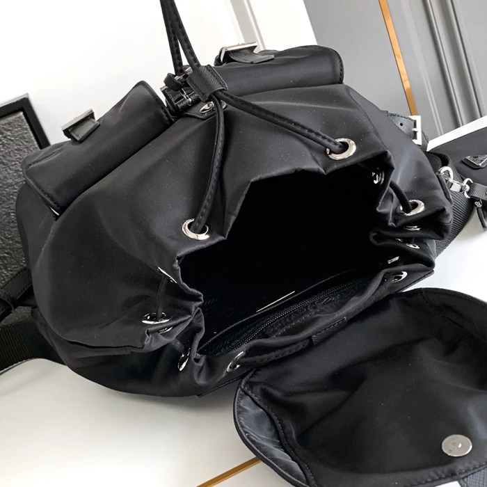 Prada ナイロン リュック ナイロン ブラック 1BZ811 サイズ:32x30x15cm