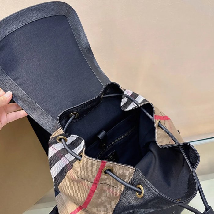 Burberry 最新作 シャーリングカーフスキン リュック オールレザー ブラック 680173 サイズ:42x28cm