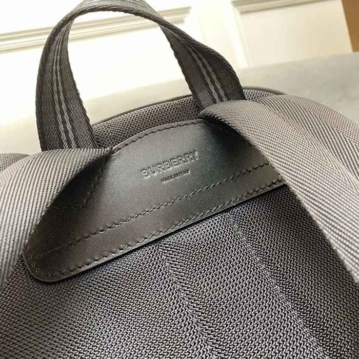 Burberry リュック ロゴジャガード カラフル 1095 サイズ:42.5x30.5x14.5cm