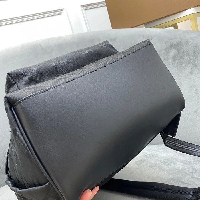 Burberry リュック ロゴジャガード カラフル 1095 サイズ:42.5x30.5x14.5cm