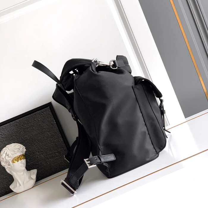 Prada ナイロン リュック ナイロン ブラック 2VH110 サイズ:39x34x15cm
