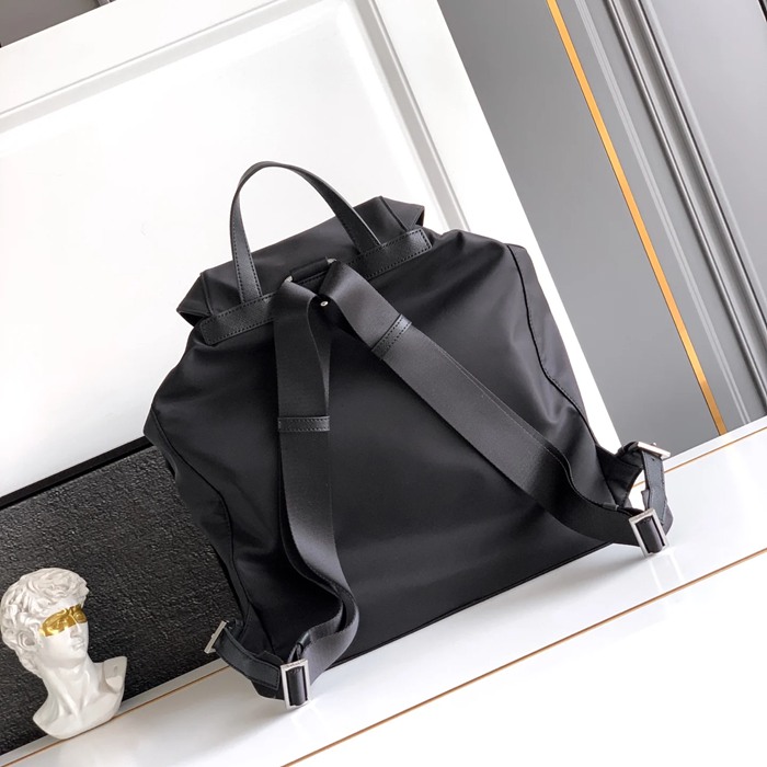 Prada ナイロン リュック ナイロン ブラック 2VH110 サイズ:39x34x15cm