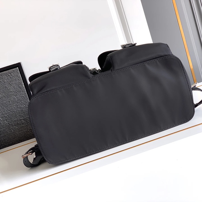 Prada ナイロン リュック ナイロン ブラック 2VH110 サイズ:39x34x15cm
