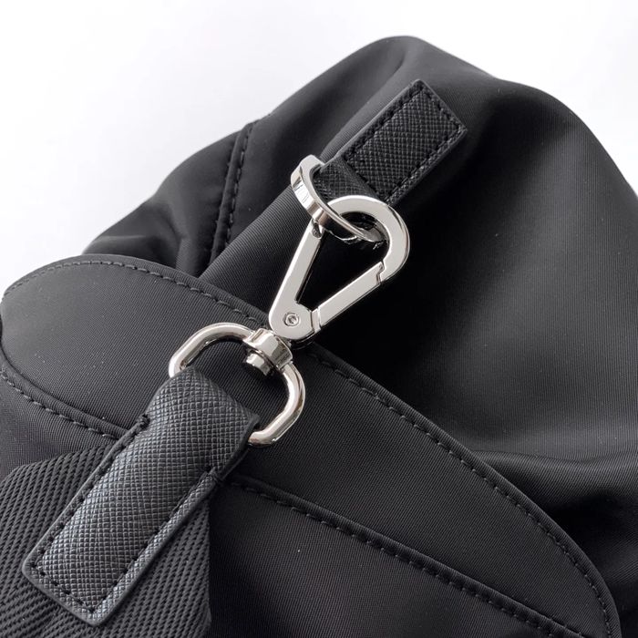 Prada ナイロン リュック ナイロン ブラック 2VH110 サイズ:39x34x15cm