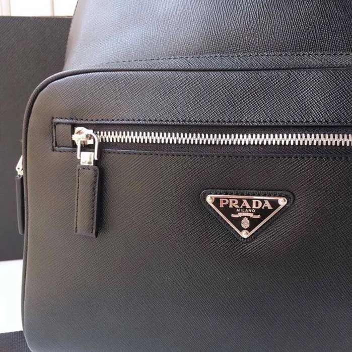 Prada 新作 リュック サフィアーノレザー ブラック 2VZ032 サイズ:39.5x27x16cm