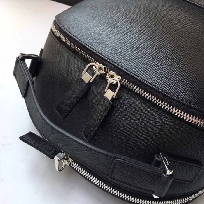 Prada 新作 リュック サフィアーノレザー ブラック 2VZ032 サイズ:39.5x27x16cm