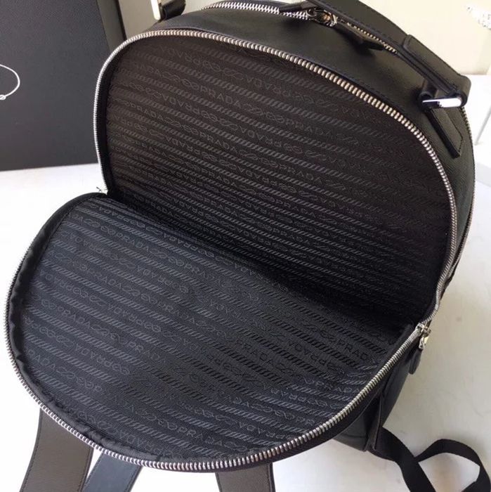 Prada 新作 リュック サフィアーノレザー ブラック 2VZ032 サイズ:39.5x27x16cm