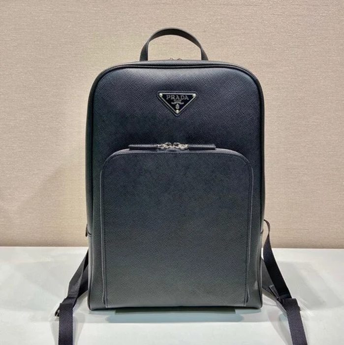 Prada 新作 リュック サフィアーノレザー ブラック 2VZ102 サイズ:43x30x12.5cm