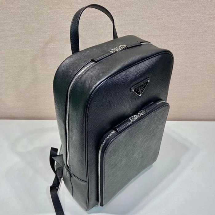Prada 新作 リュック サフィアーノレザー ブラック 2VZ102 サイズ:43x30x12.5cm