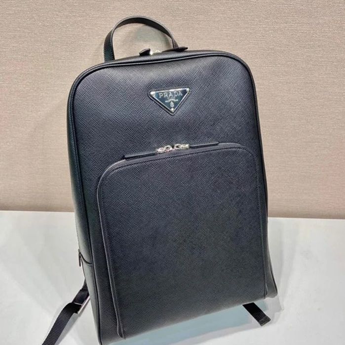 Prada 新作 リュック サフィアーノレザー ブラック 2VZ102 サイズ:43x30x12.5cm
