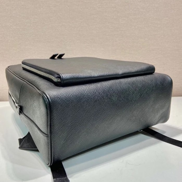 Prada 新作 リュック サフィアーノレザー ブラック 2VZ102 サイズ:43x30x12.5cm