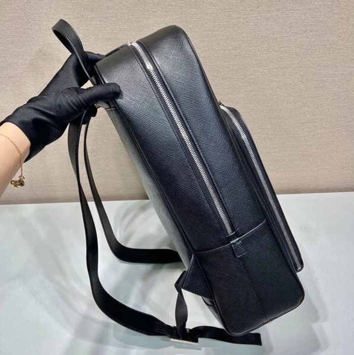 Prada 新作 リュック サフィアーノレザー ブラック 2VZ102 サイズ:43x30x12.5cm