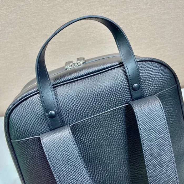 Prada 新作 リュック サフィアーノレザー ブラック 2VZ102 サイズ:43x30x12.5cm