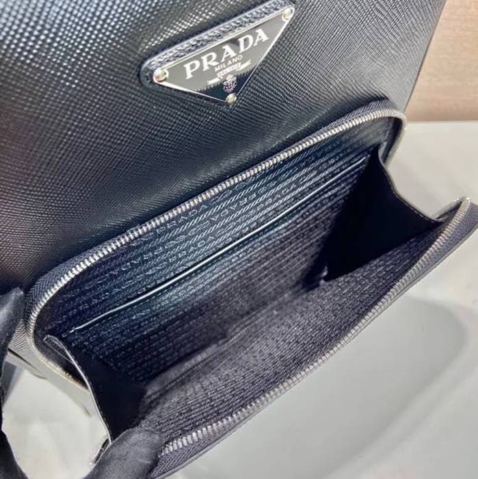 Prada 新作 リュック サフィアーノレザー ブラック 2VZ102 サイズ:43x30x12.5cm