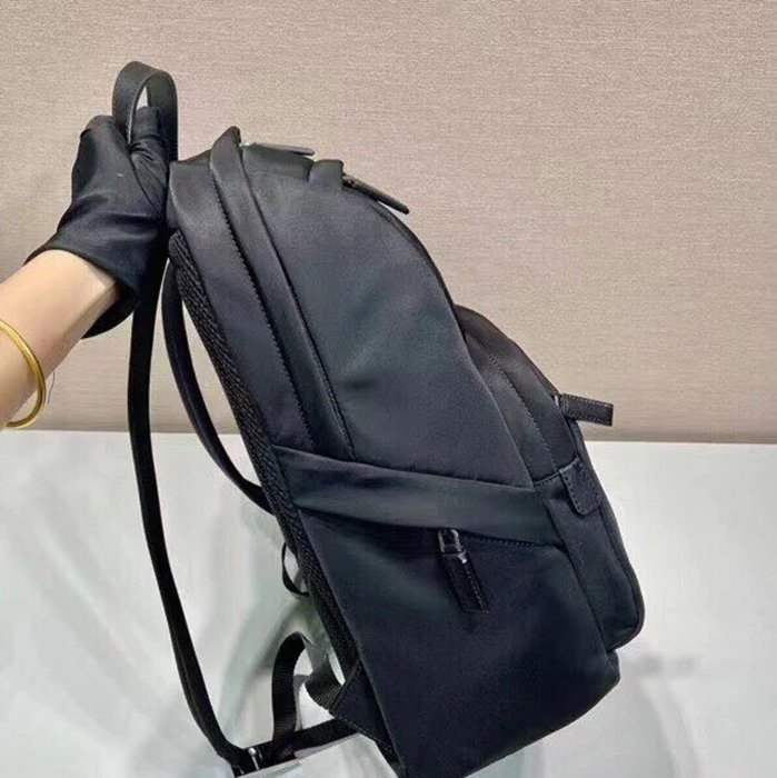 Prada 新作 リュック ナイロン ブラック 2VZ104 サイズ:39x30x15cm