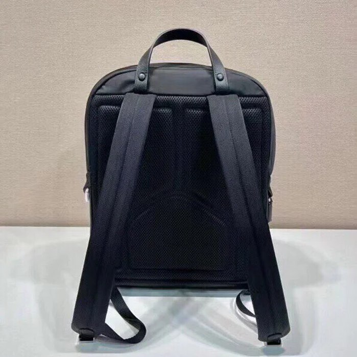 Prada 新作 リュック ナイロン ブラック 2VZ104 サイズ:39x30x15cm