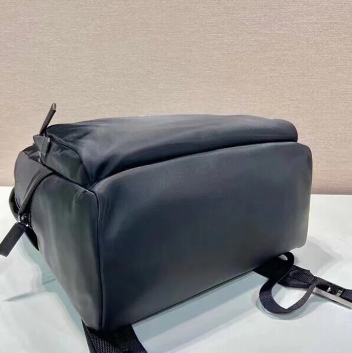 Prada 新作 リュック ナイロン ブラック 2VZ104 サイズ:39x30x15cm