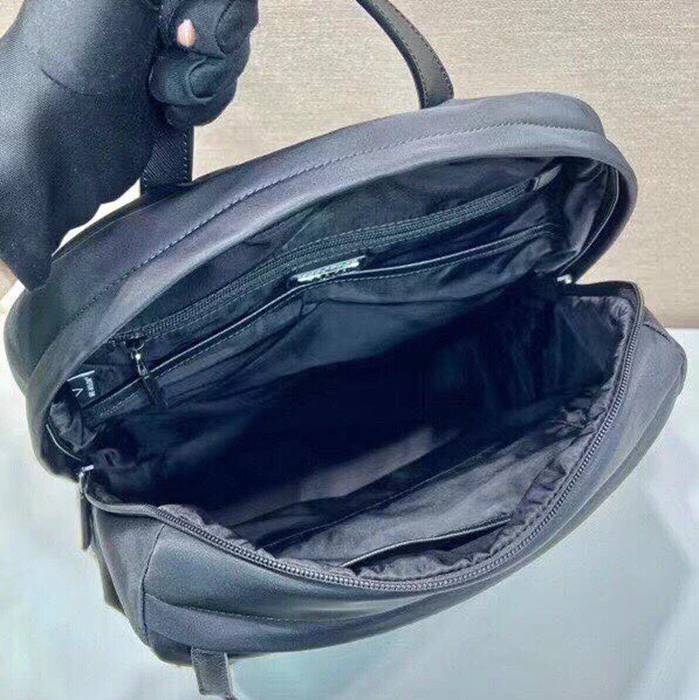Prada 新作 リュック ナイロン ブラック 2VZ104 サイズ:39x30x15cm