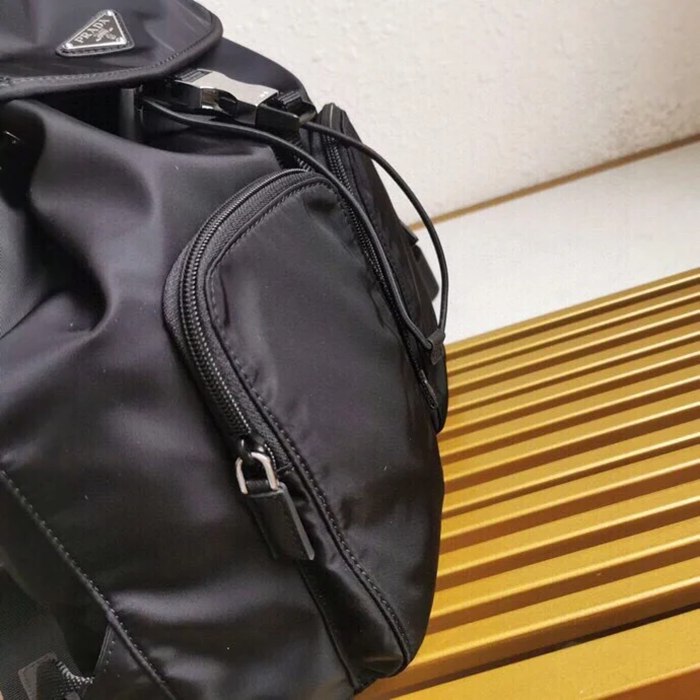 Prada リュック サフィアーノレザー ブラック 1BZ070 サイズ:32x30x16cm
