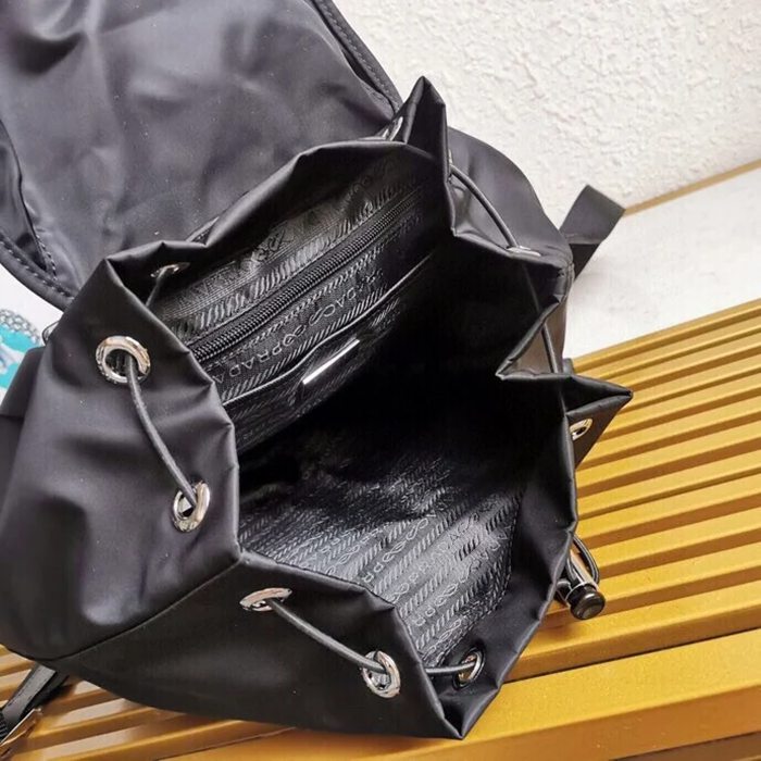 Prada リュック サフィアーノレザー ブラック 1BZ070 サイズ:32x30x16cm