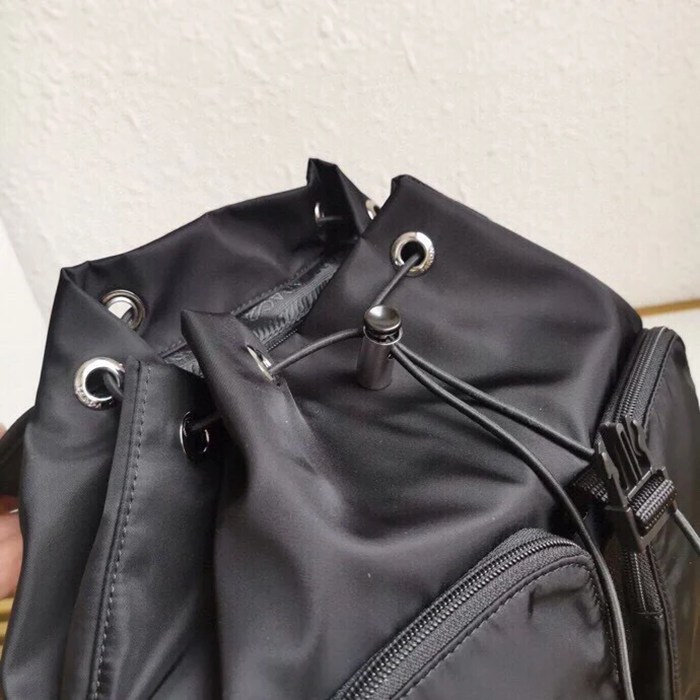 Prada リュック サフィアーノレザー ブラック 1BZ070 サイズ:32x30x16cm