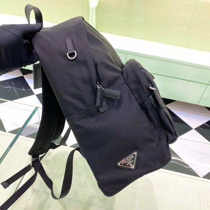Prada リュック パラシュート生地 ナイロン ブラック 2VZ066 サイズ:40x29x17cm