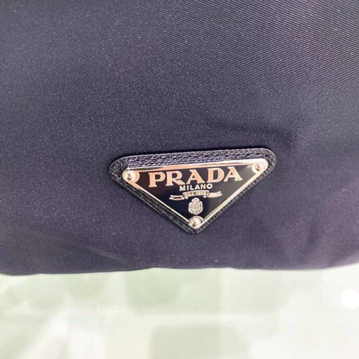 Prada リュック パラシュート生地 ナイロン ブラック 2VZ066 サイズ:40x29x17cm