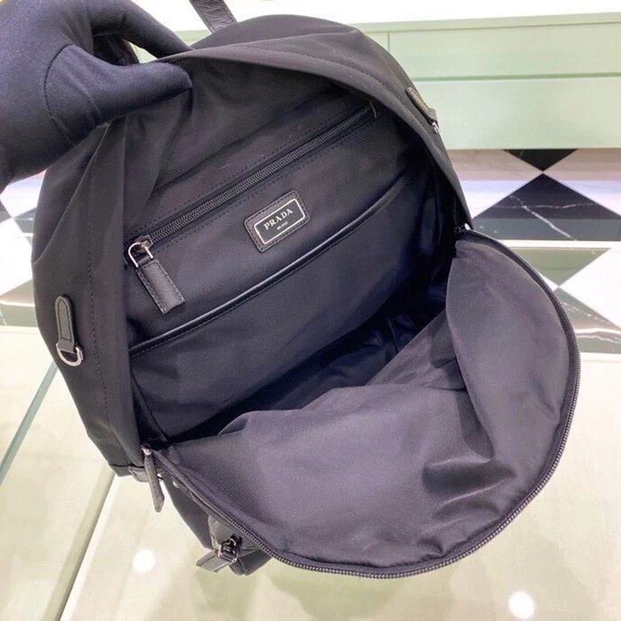 Prada リュック パラシュート生地 ナイロン ブラック 2VZ066 サイズ:40x29x17cm