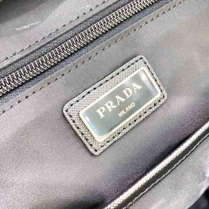 Prada リュック パラシュート生地 ナイロン ブラック 2VZ066 サイズ:40x29x17cm