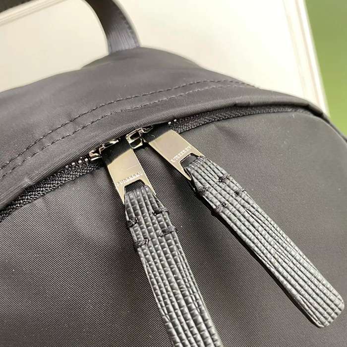 Burberry クラシックタータンチェック ショルダーストラップ リュック タータンチェック ブラウン 8911 サイズ:40x29x15cm