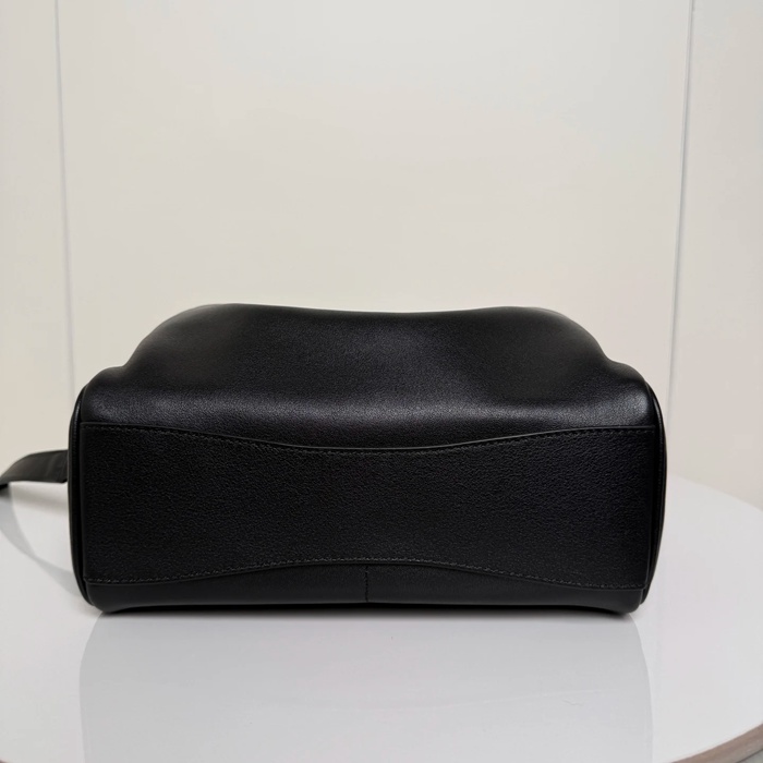 BALENCIAGA 188033 カメラバッグ 斜め掛け サイズ:23x15.5x9.9cm