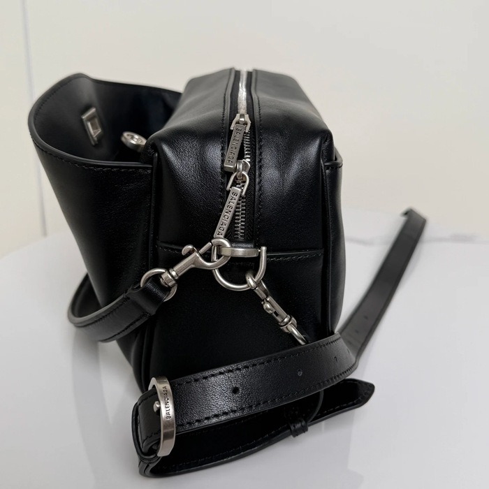 BALENCIAGA 188033 カメラバッグ 斜め掛け サイズ:23x15.5x9.9cm
