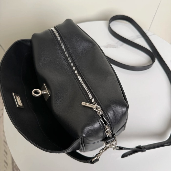 BALENCIAGA 188033 カメラバッグ 斜め掛け サイズ:23x15.5x9.9cm