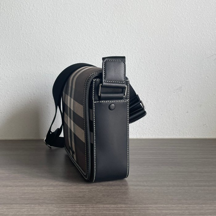 BURBERRY 1731 チェックメッセンジャー サイズ:25.5x21.5x6.5cm