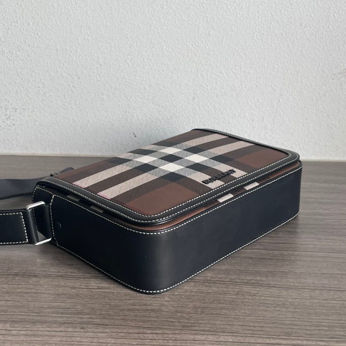 BURBERRY 1731 チェックメッセンジャー サイズ:25.5x21.5x6.5cm