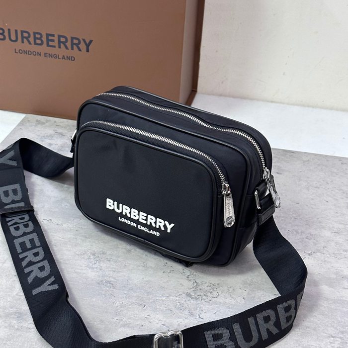 BURBERRY ECONYL素材斜め掛け サイズ:22.5x16x6.5cm