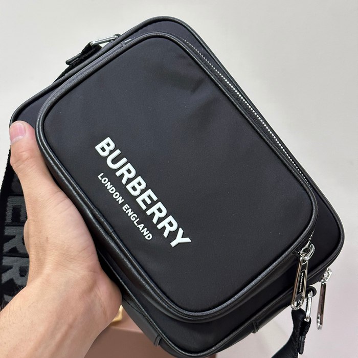 BURBERRY ECONYL素材斜め掛け サイズ:22.5x16x6.5cm